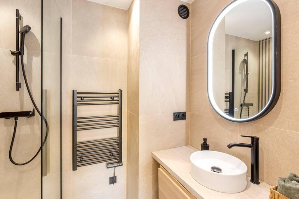Appartement Luxurious 3 Min Walk From Eiffel Tower à Paris Extérieur photo